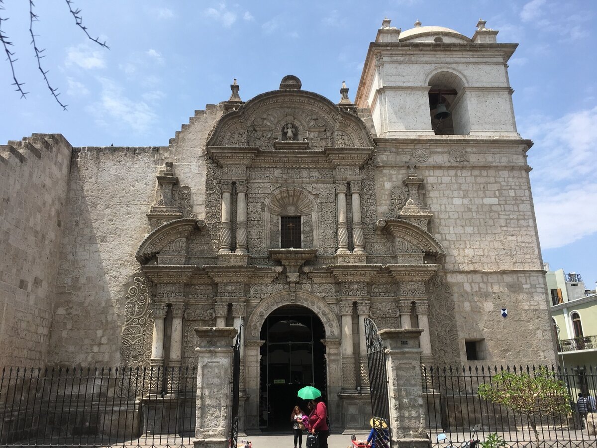 Фронтон церкви венчает фигура святого Сан-Мигеля, фото автора. Листайте галерею