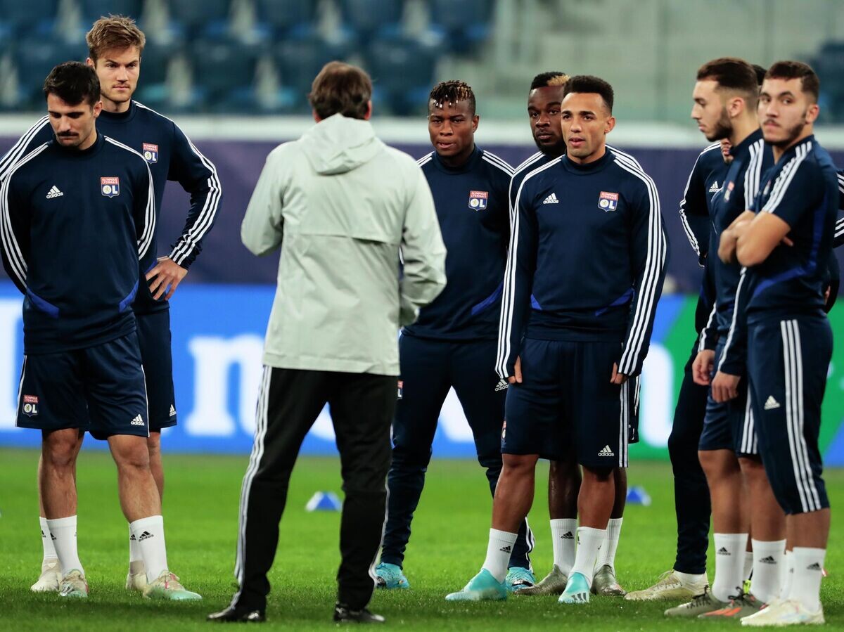    Тренер ФК "Лион" Руди Гарсия и игроки команды на тренировке© РИА Новости / Анатолий Медведь