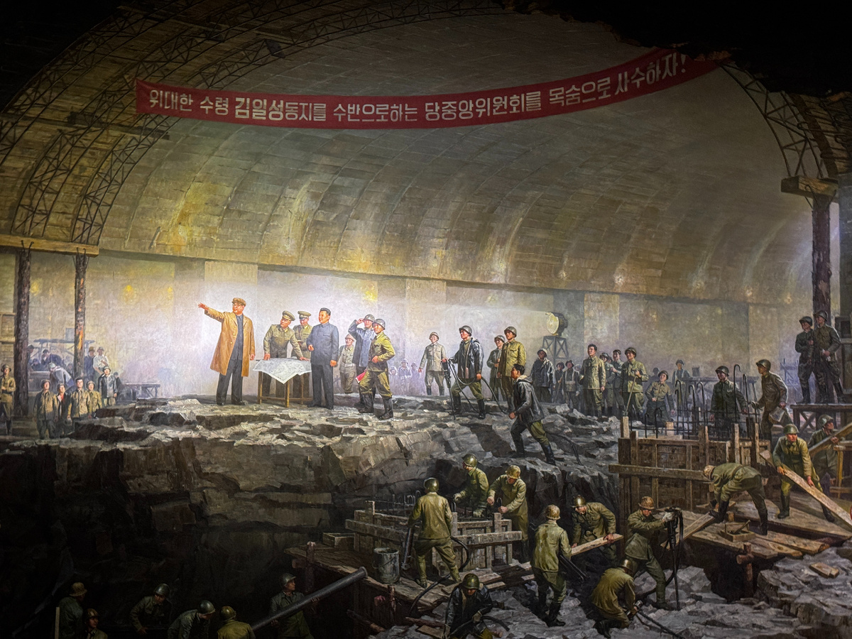 Великий Вожждь товарищ Ким Ир Сен рукводит на месте строительством пхеньянского метро. Музей строительства метро.