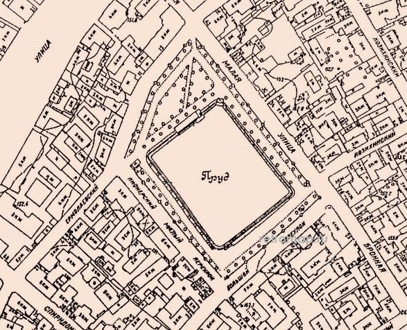 Патриаршие в 1937 году. Как и сейчас, весь сквер окружала ограда с разрывами на четырех углах. Retromap.ru 