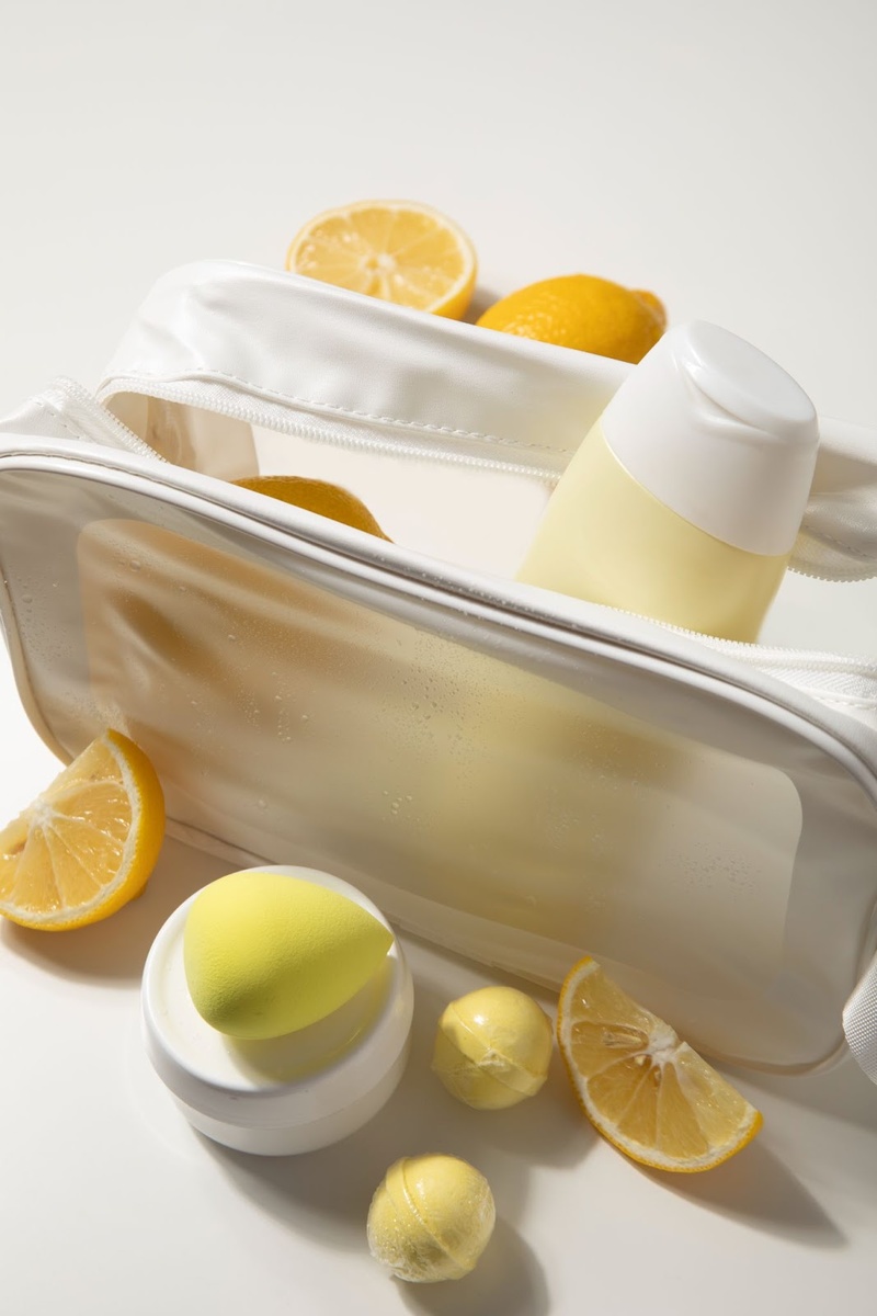 Источник изображения: freepik.com/free-photo/hands-using-vanity-case-side-view_32879683.htm