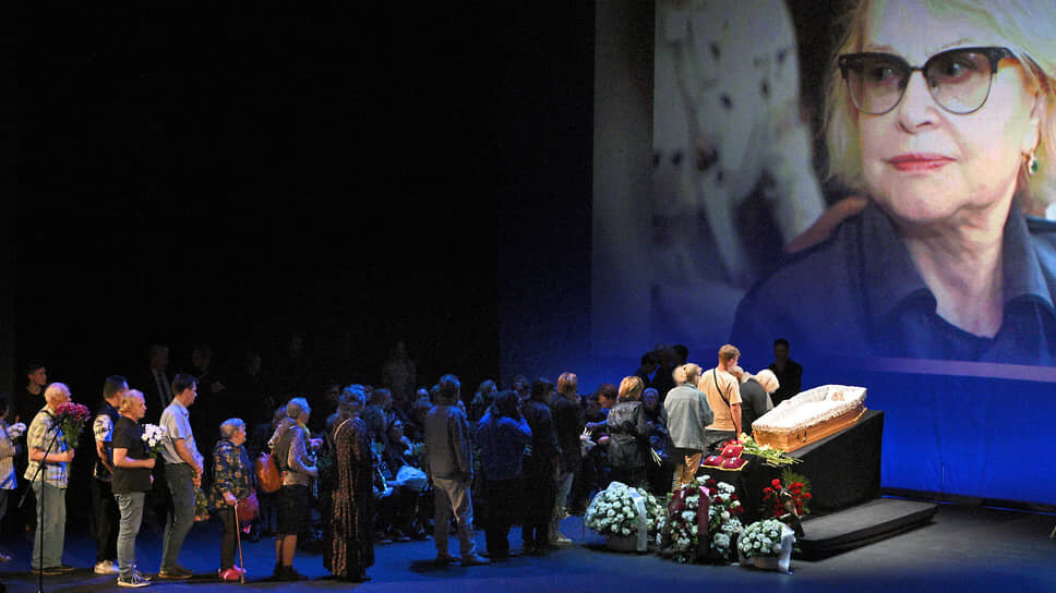 Коллеги Валентины Талызиной побаивались ее при жизни, а на прощании признавались в любви.📷Фото: Евгений Разумный / Коммерсантъ