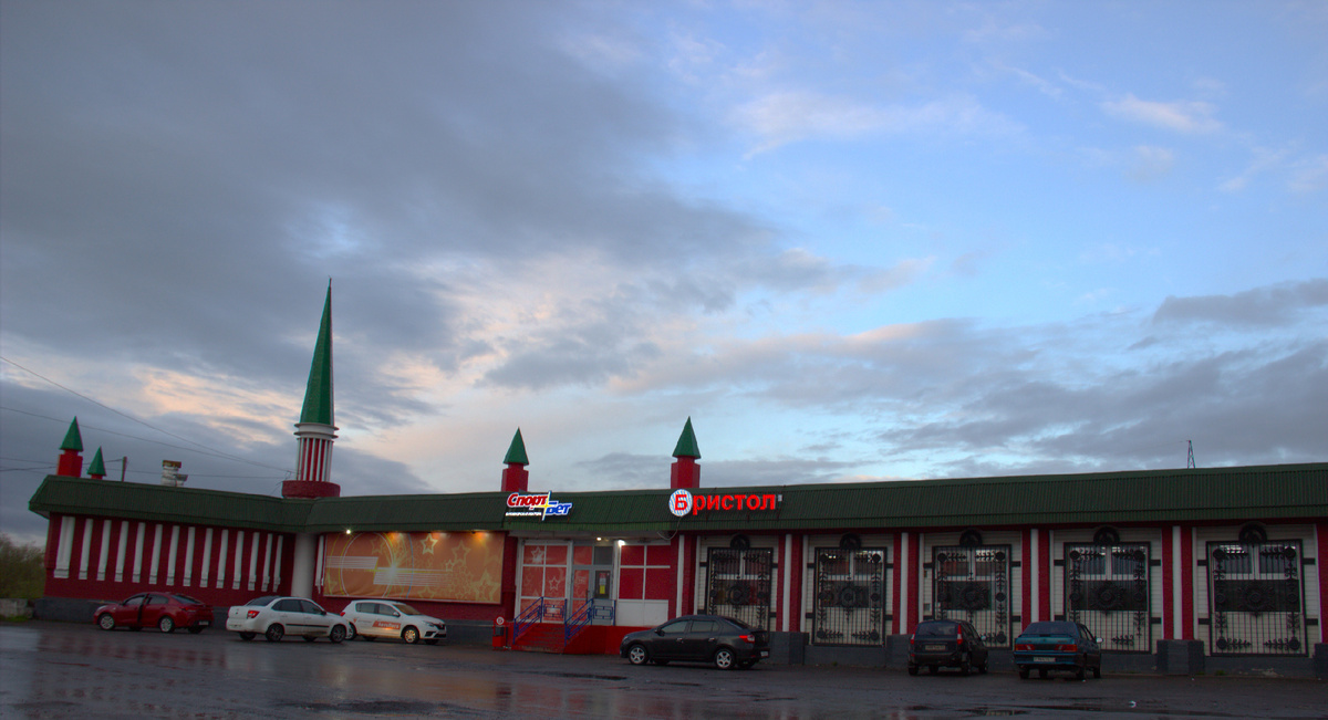 "Курский вокзал". Оригинальное название Станция Примыкание. Здание построено в 1985 году по инициативе первого секретаря Воркутинского горкома партии Курских В. И. Отправлялись поезда на самый отдаленый поселок в Воркуте Хальмер-Ю.  