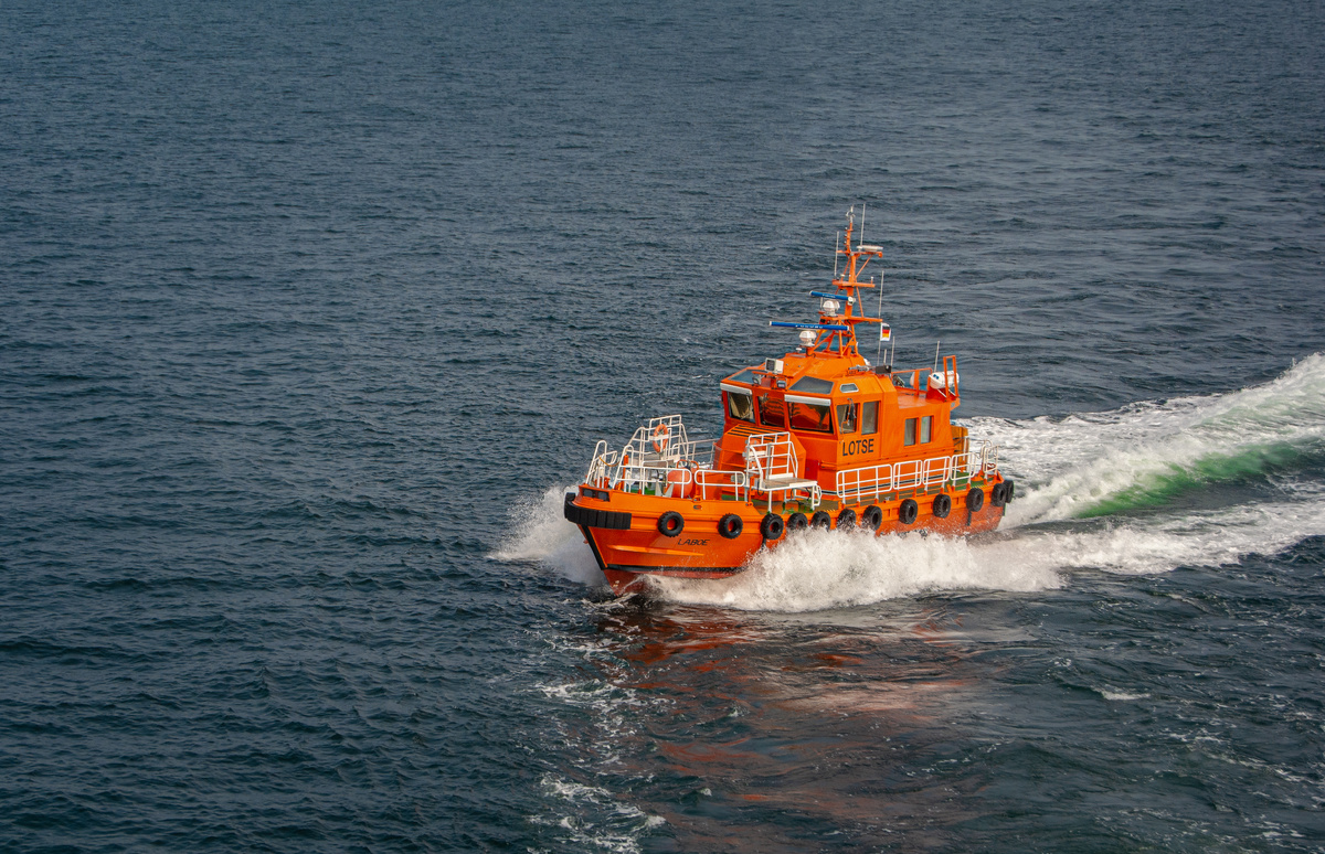 Лоцманский катер в районе Holtenau (Гольтенау, Германия) - у входа в Кильский канал со стороны Балтики.