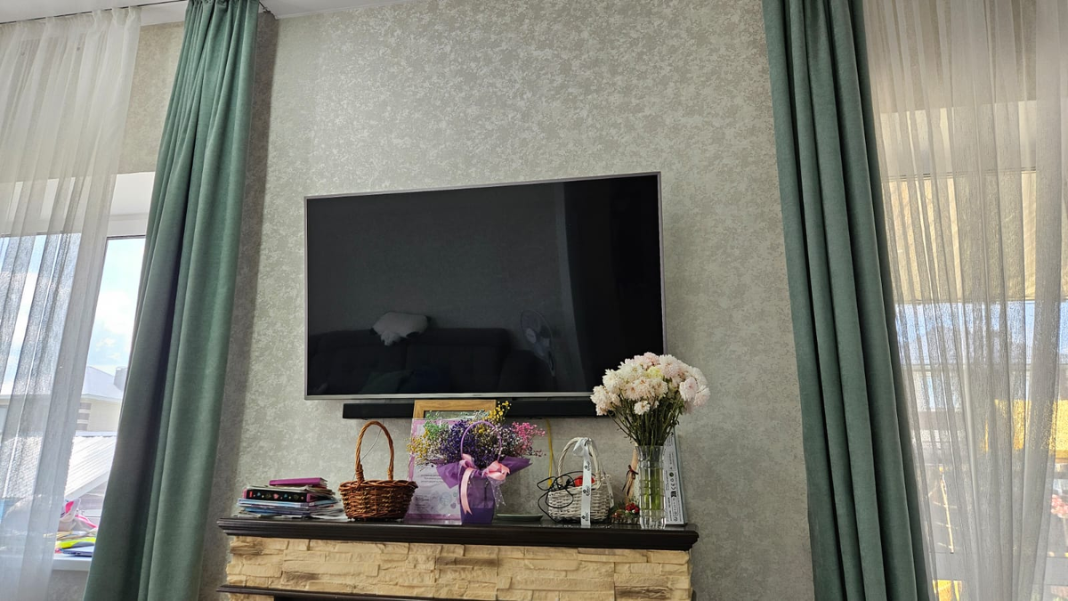 Висит, пыль собирает