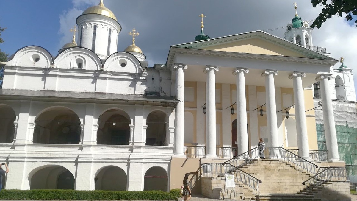 Внутри монастыря - и такие храмы.