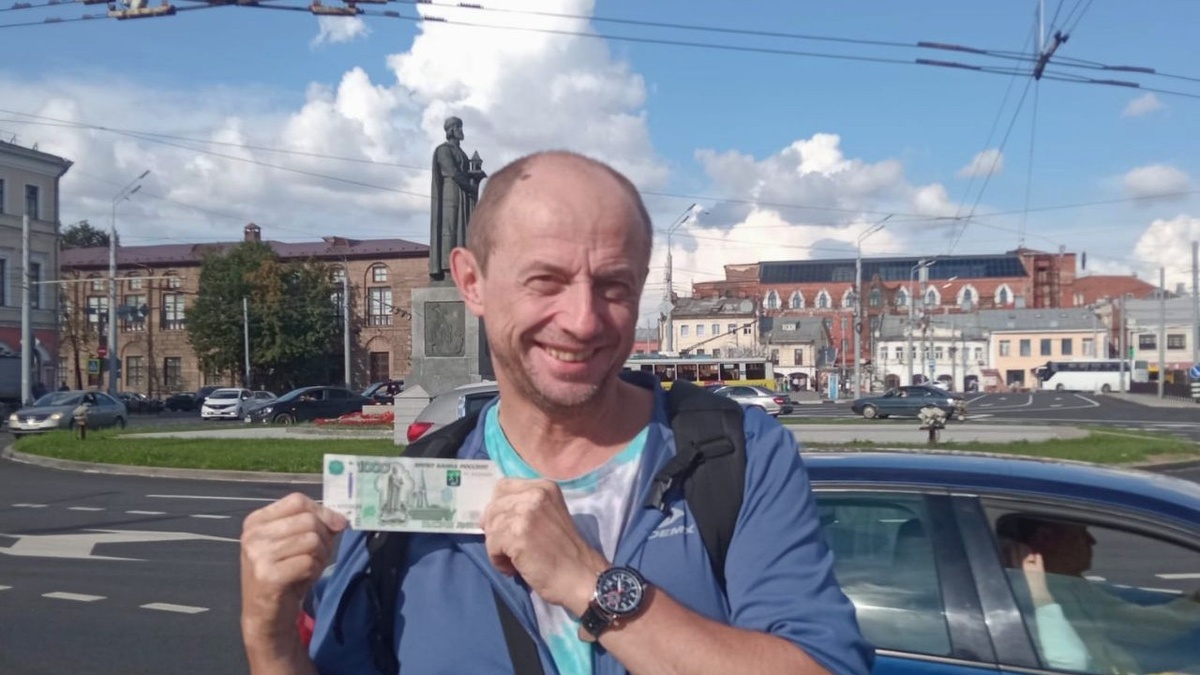 Рисунко на 1000-рублёвой купюре совпадает с действительностью. За спиной - памятник Ярославу Мудрому