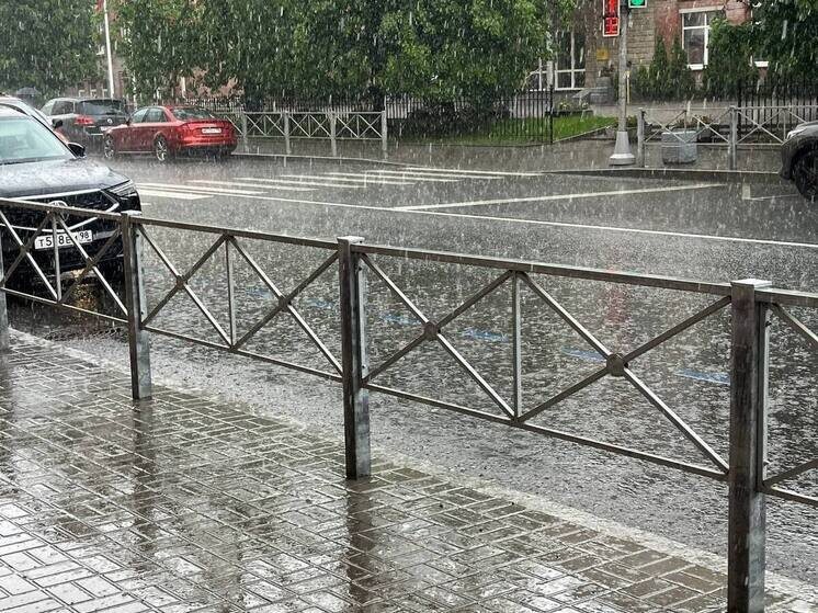     При интенсивных осадках возможны временные подтопления улиц — канализационная система физически не может сразу принять весь объем воды. Фото: архив МК в Питере