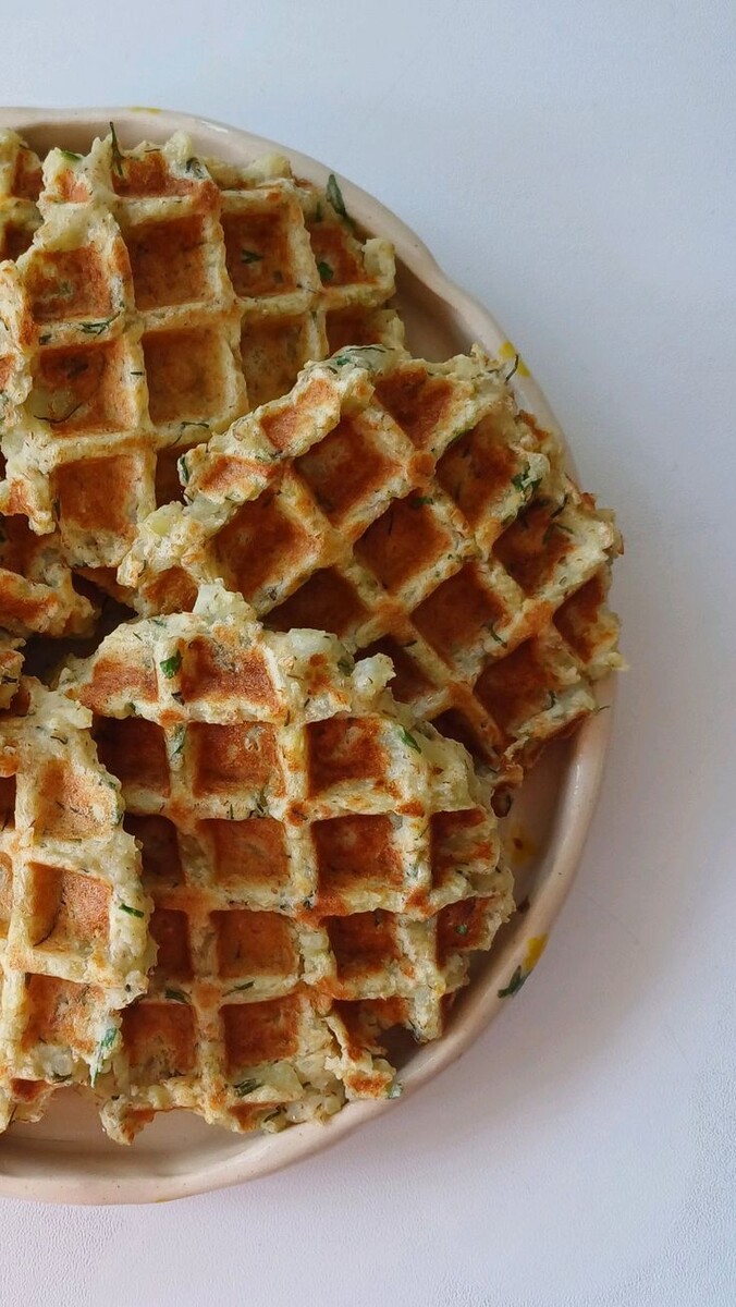 Если обычная яичница уже не радует, а хочется чего-то новенького к завтраку — попробуйте картофельные вафли. Хрустящие снаружи, мягкие внутри, они готовятся из самых простых ингредиентов. Без миксера, без лишней грязи, и да — в вафельнице, которую вы, возможно, давно не доставали.

