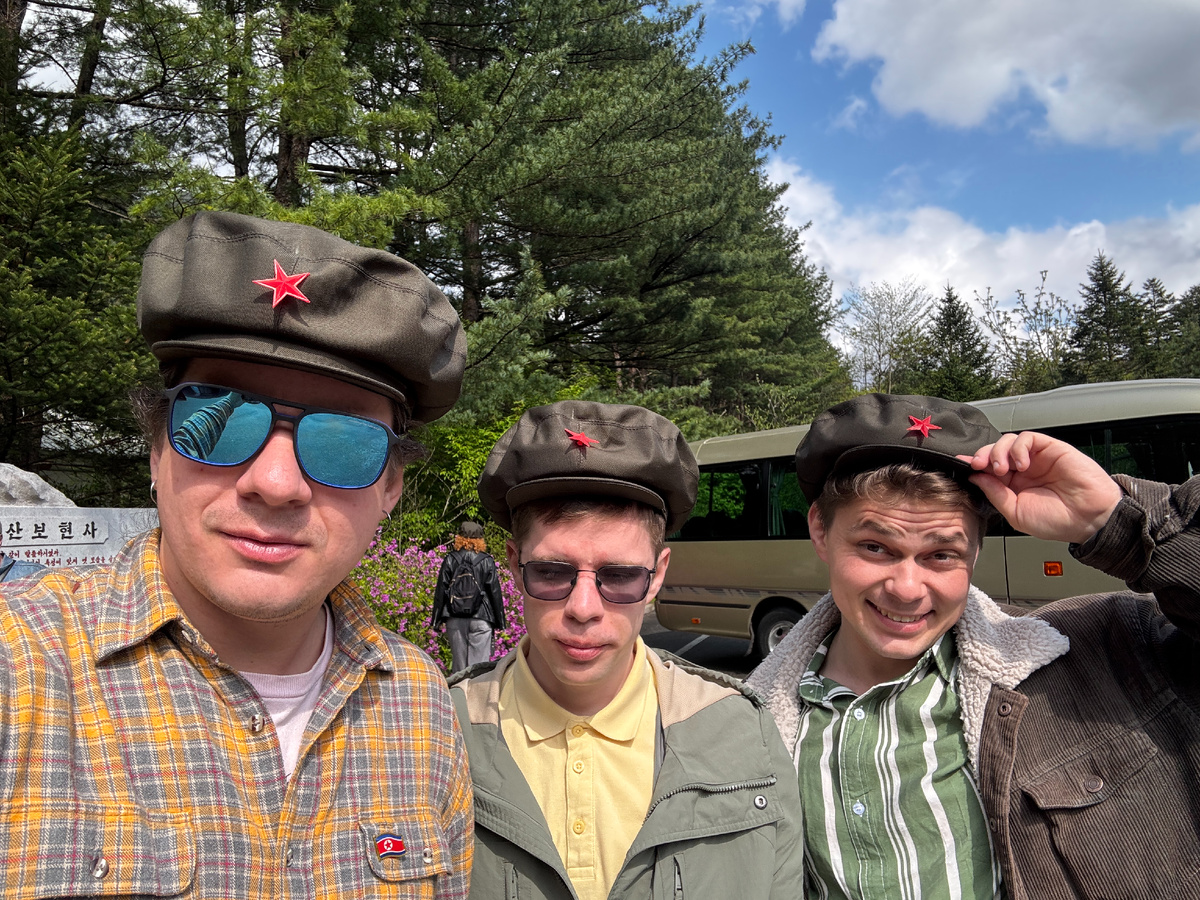  Дмитрий Абдугафаров и наши попутчики по автобусу в кепках 1940-ых годов, такие носили партизаны. На улицах головные уборы с таким фасоном встречаются до сих пор.