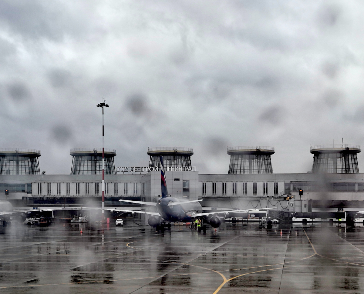 Капли дождя на иллюминаторе.