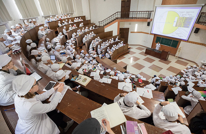 Минздрав хочет обязать выпускников-медиков отрабатывать три года в госклиниках