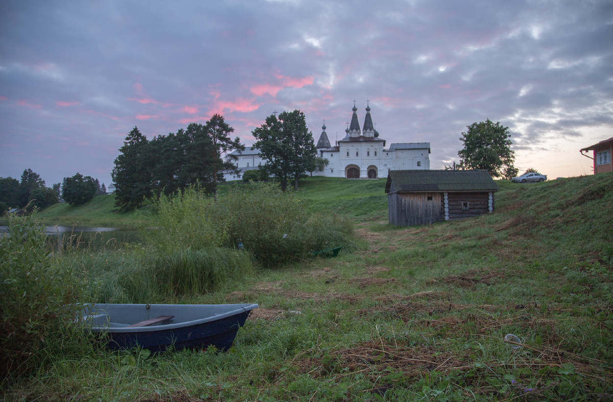 Бывет такое несколько итнут. В момент восхода солнца несколько раз вспыхивает небо с облака . 