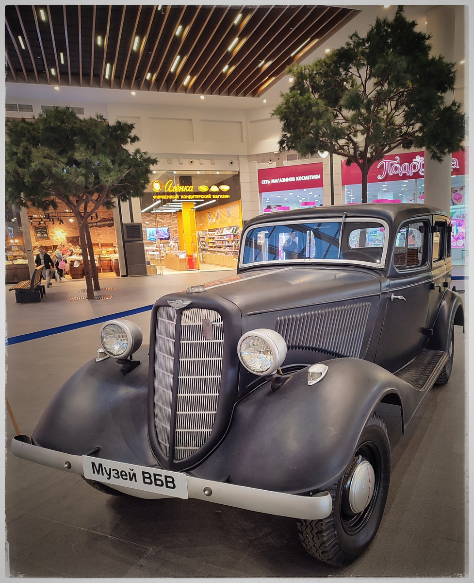 Какой-то советский ЗИС или ЗИЛ или что-то такое. Фото автора