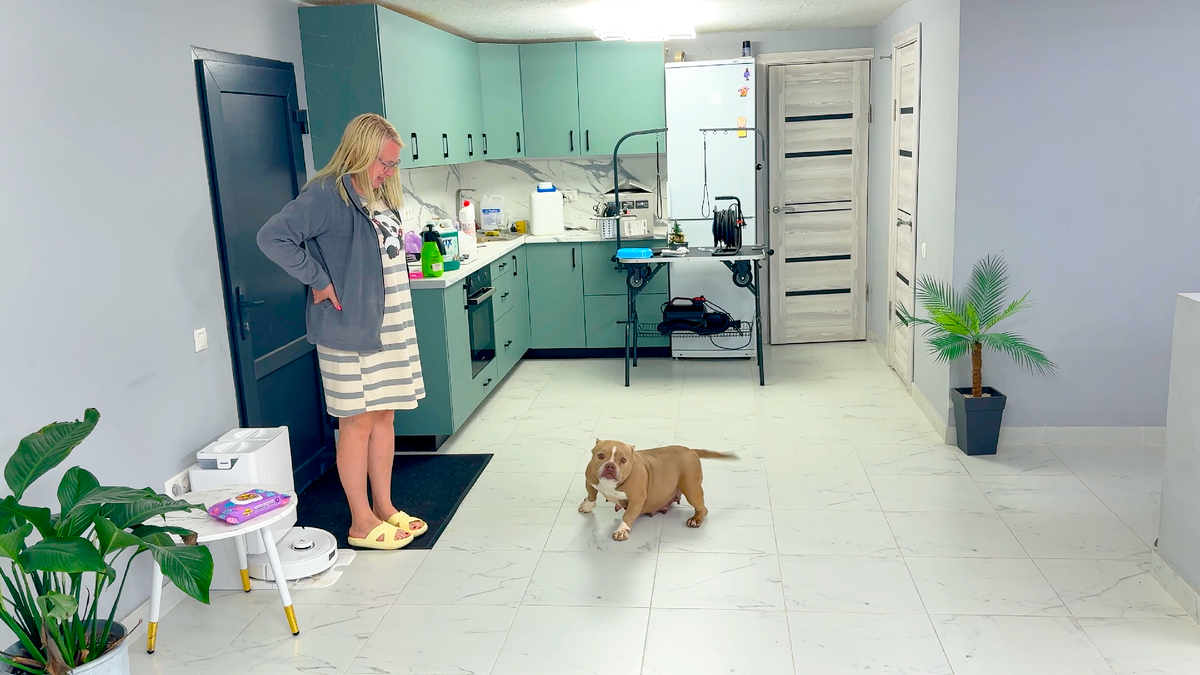 Заводчица Яна и Милли в помещении питомника