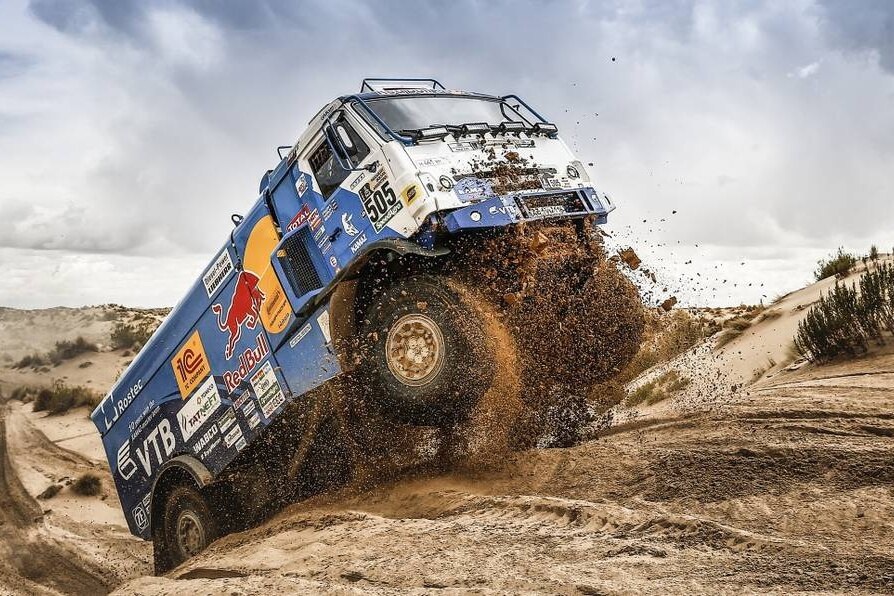     Ралли на КамАЗах: грузовики тоже участвуют в гонках