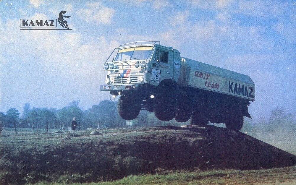    «КАМАЗ-мастер» не всегда называлась так. В первых ралли гоночные грузовики соревновались просто под именем Камского автомобильного заводаvestikamaza.ru