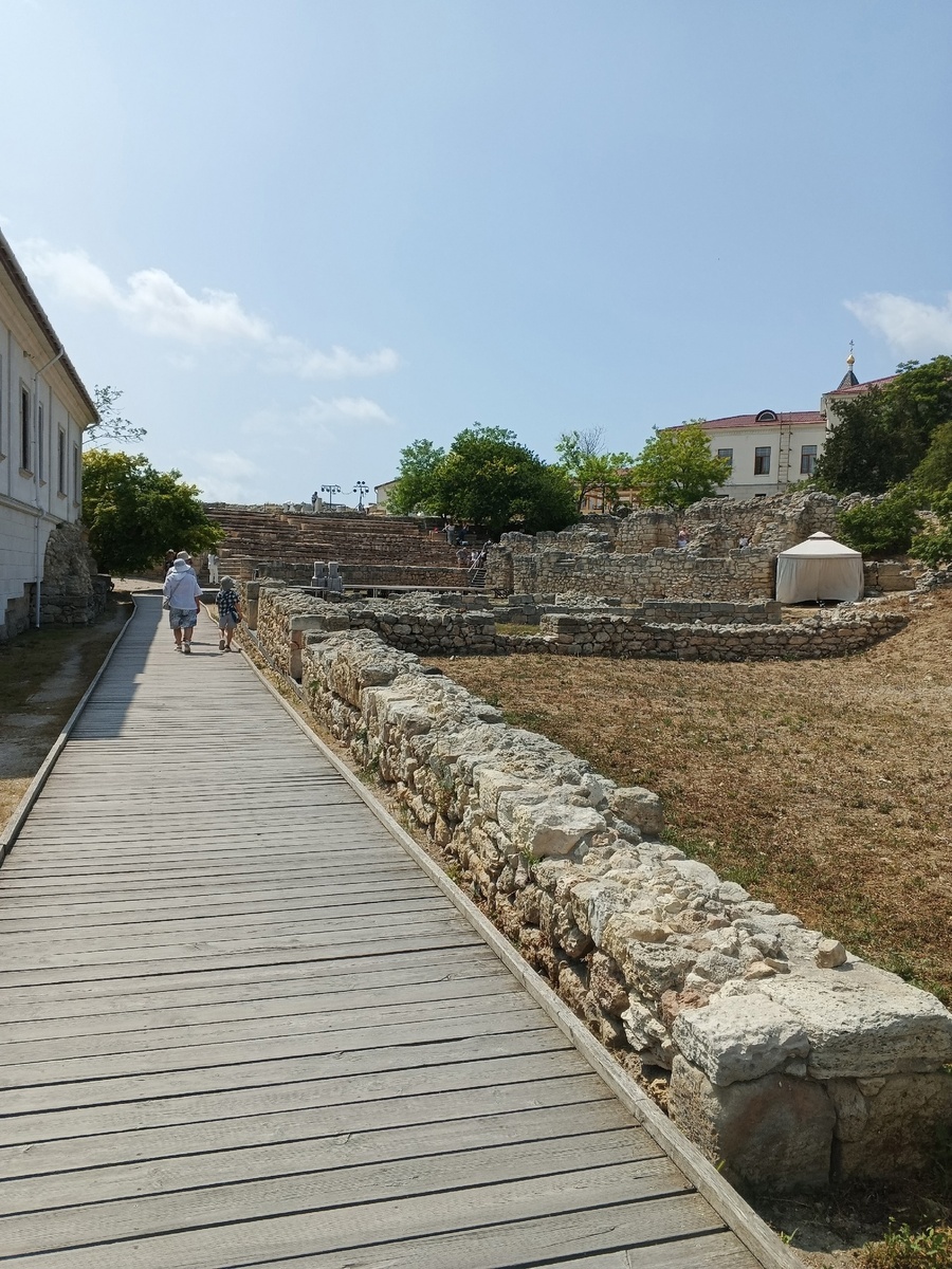 Дорога к театру и к храму... Фото Галины Малышевой.