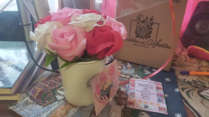 Букет роз из мыла. Не знал, что такие есть, но вот он на фотографии.