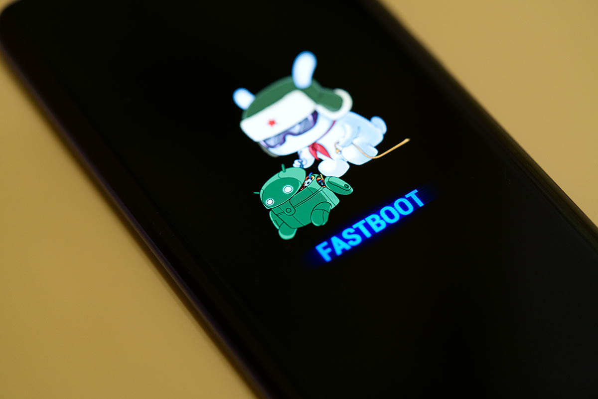 Заяц-ремонтник показывает, что ваш телефон в режиме быстрой загрузки. Источник: Ammatar / Shutterstock📷
