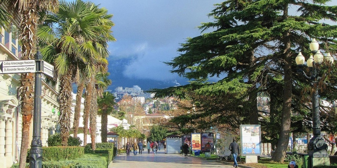 Жизнь в Ялте, как и в любом другом месте, имеет свои плюсы и минусы. Вот краткий обзор