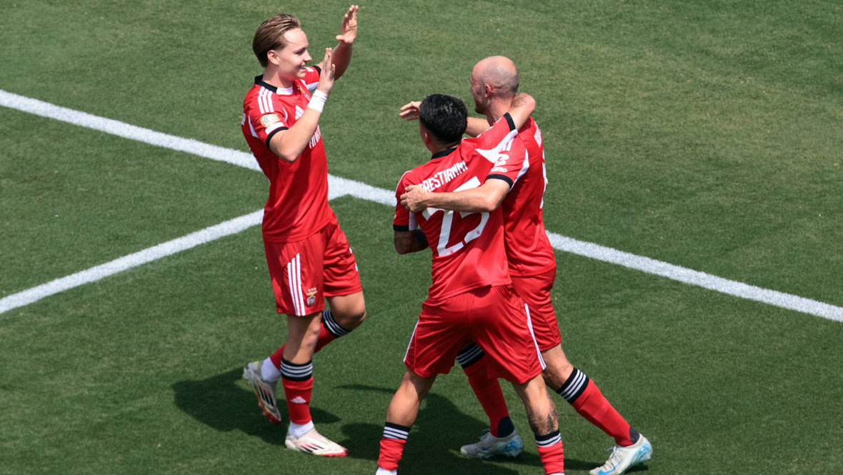    Андреас Шельдеруп празднует забитый гол в ворота «Баварии. Reuters