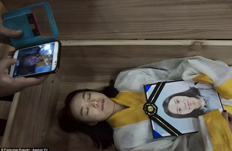 А это корейская фальшивая смерть, принято делать, чтобы ощутить перерождение