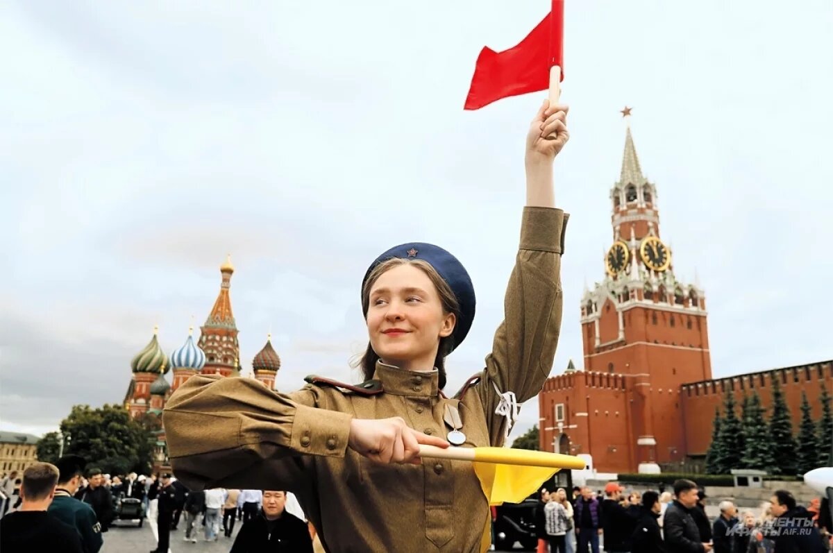    Актриса в роли регулировщицы 1940-х