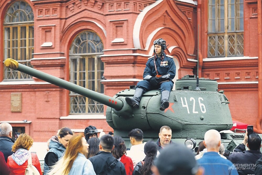    Вокруг танков и другой техники собиралось больше всего людей. Фото: АиФ/ Игорь Харитонов