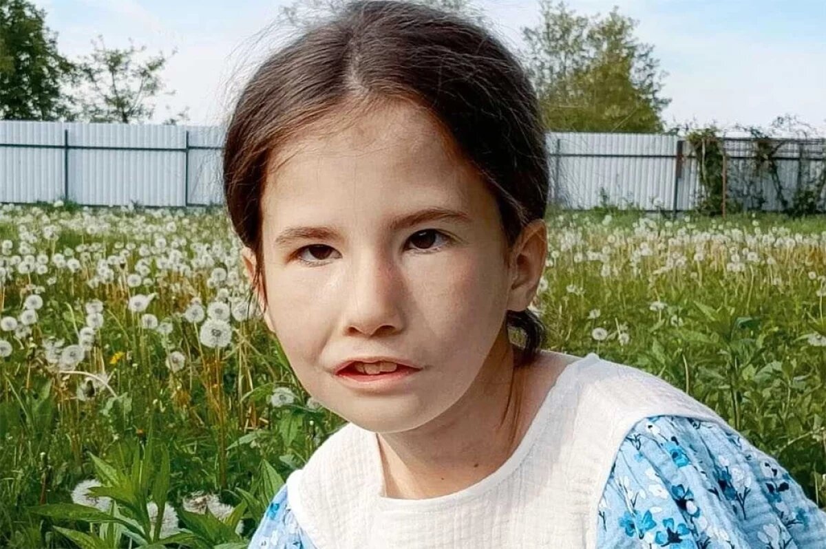    Айсет радуется жизни и говорит родителям: «Какой же красивой вы меня родили!».