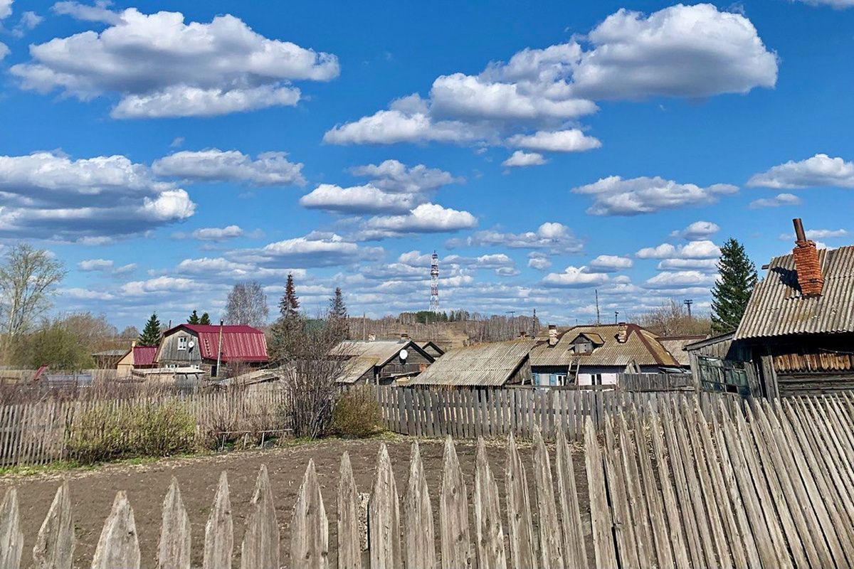     В деревнях и СНТ заброшенные участки напрямую угрожают соседским: неубранный сухостой может вспыхнуть от неосторожно брошенного окурка