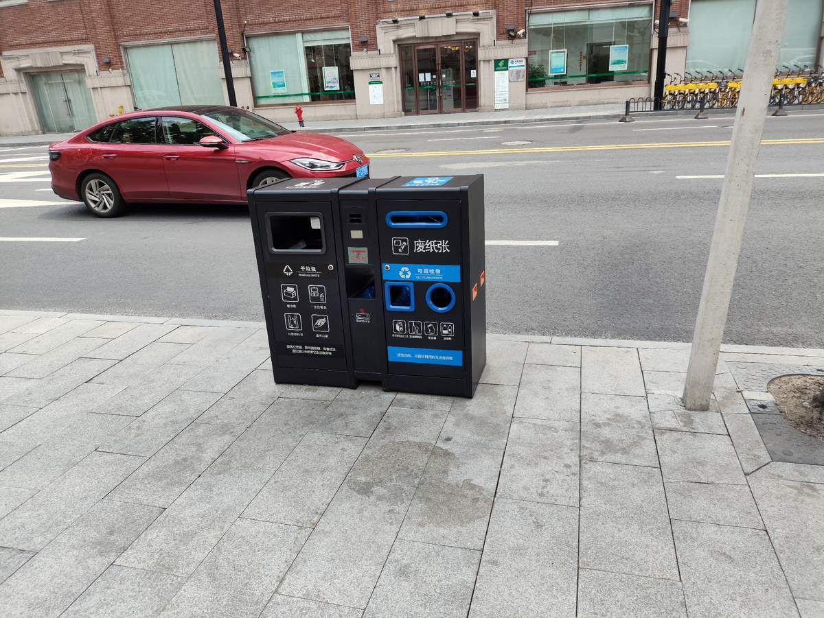 Современные мусорки. А в правом верхнем углу как раз стоянка прокатных велосипедов.