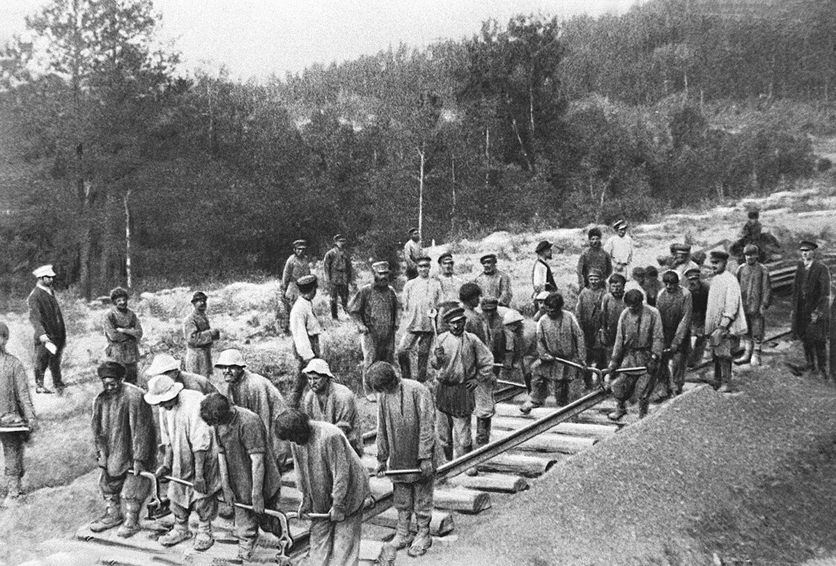 Строительство Транссибирской магистрали.