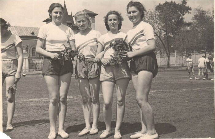 На стадионе после физкультурных упражнений, 20 мая 1956 года. \ Фото: auth.oldsaratov.ru.
