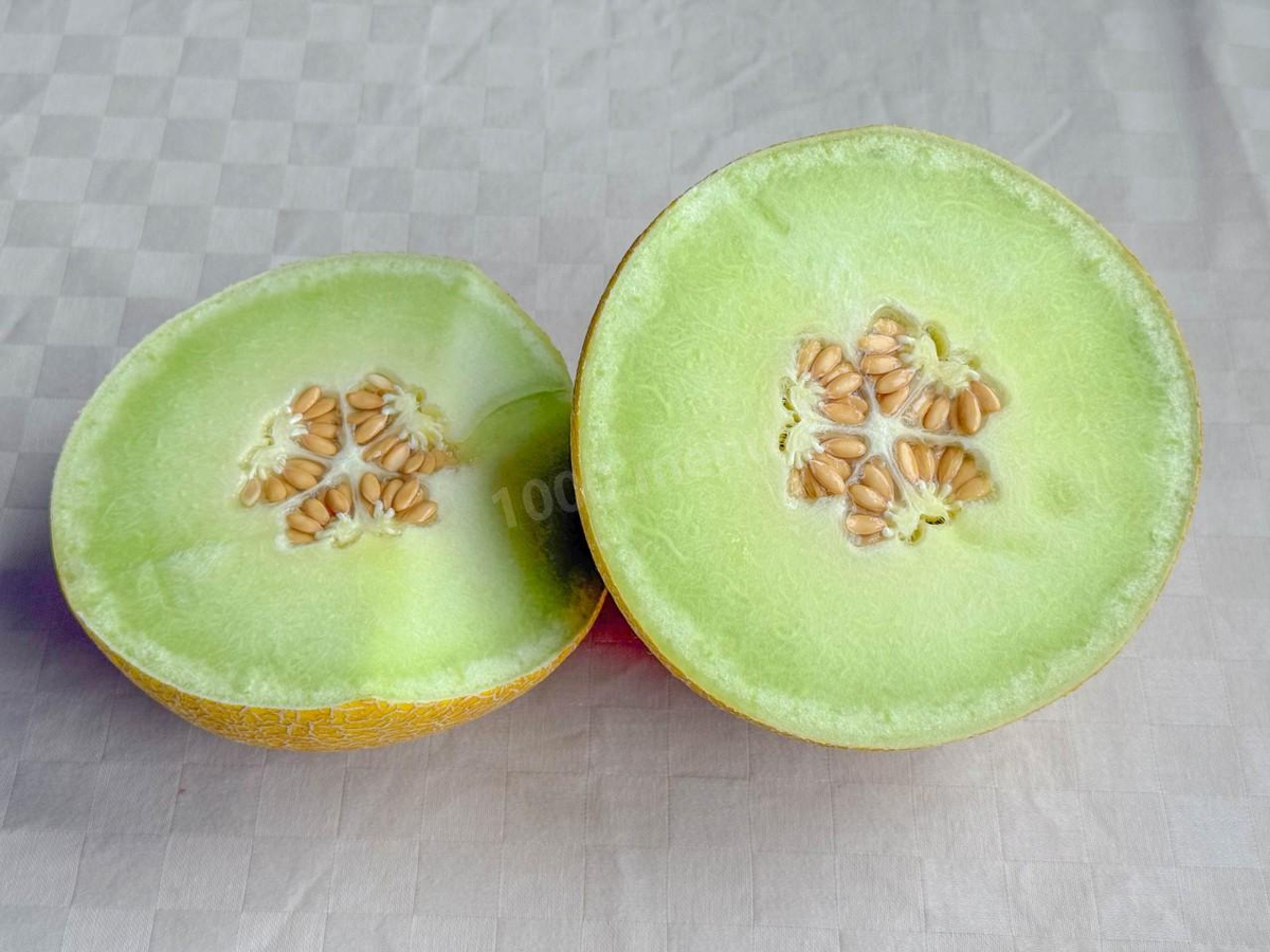 Как сделать цукаты из дыни в домашних условиях? Подготовьте все необходимые и ингредиенты. Для цукатов идеально подойдет незрелая и даже зеленая твердая дыня. Если у Вас дыня сочная и спелая, то вкусную мякоть у семян съешьте сами, а твердую часть у корочки используйте для приготовления дынных цукатов, так как она более удобная в работе.