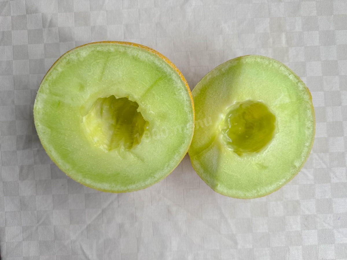 Рецепт приготовления цукатов из дыни достаточно простой, но следует запастись терпением и временем. Дыню вымойте, очистите от семечек.