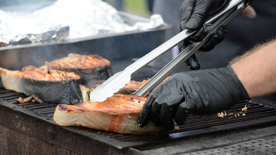 С острой кишечной инфекцией в медучреждения обратилось не менее 22 человек. Выяснилось, что гости заведения отравились блюдами из рыбы.📷Фото: Олег Харсеев / Коммерсантъ