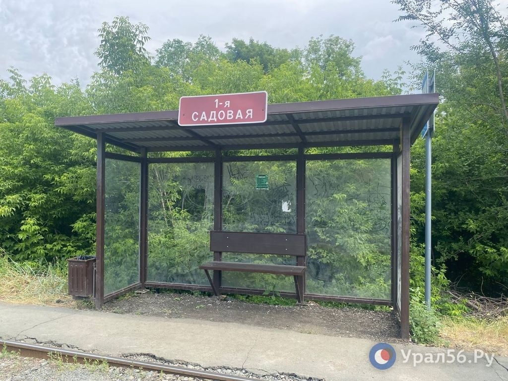    Пенсионеры-садоводы не умещаются на маленьких скамейках, которые установили на трамвайных остановках в Орске