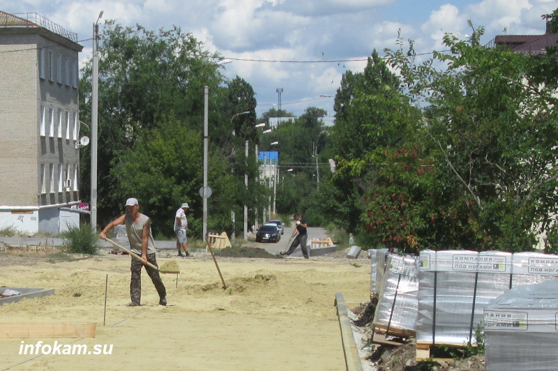    Готовится песчаная основа под укладку тротуарной плитки (будущие пешеходные дорожки)