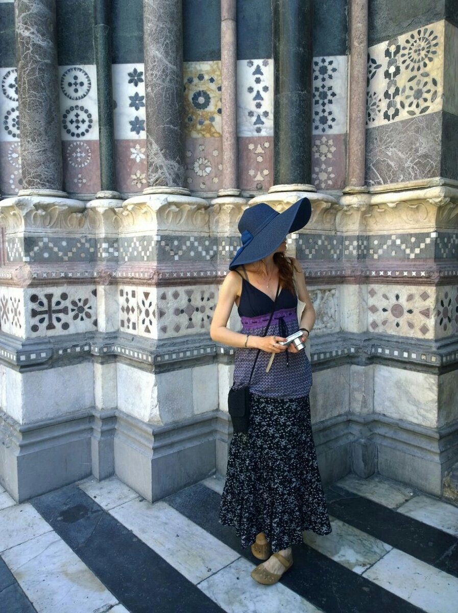 на ступенях собора в Генуе