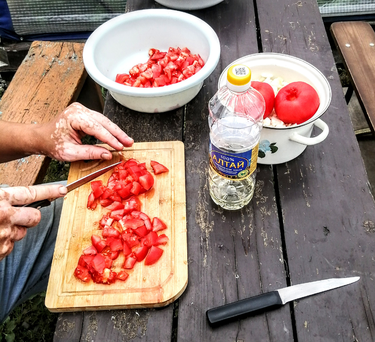 Крошим сочные помидорки