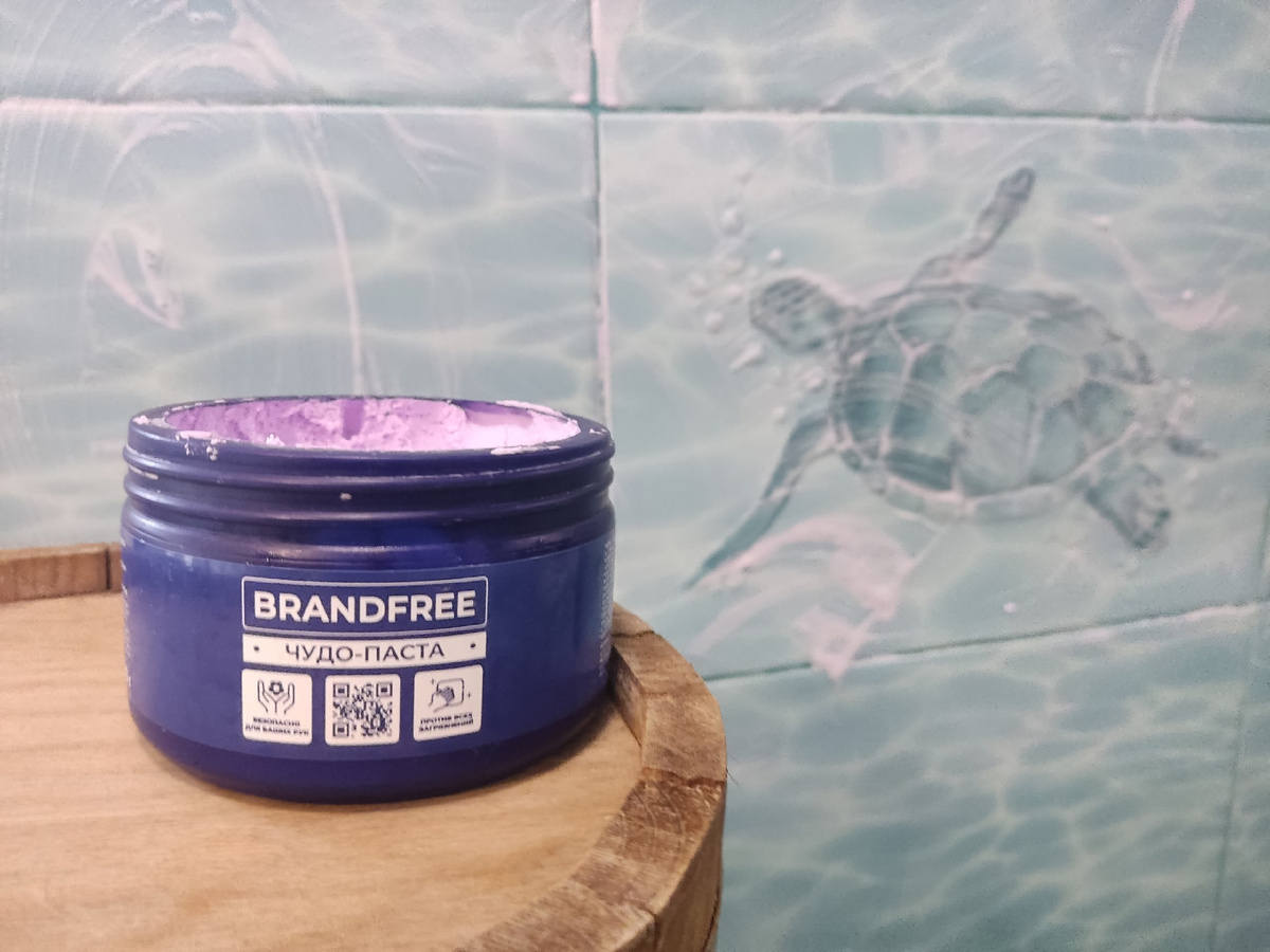 В процессе: чудо-паста легко наносится губкой и быстро размазывается по плитке