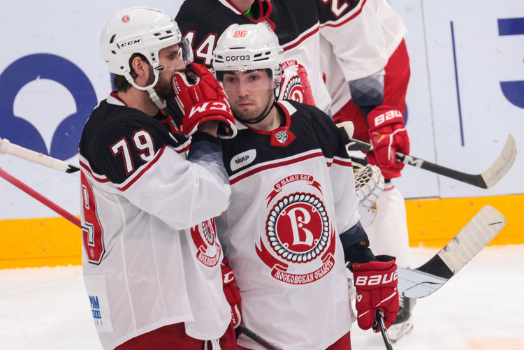    Ушедшие игроки «Витязя» Джереми Рой (слева) и нападающий Дерек Барак / фото: Сергей Елагин, «БИЗНЕС Online»