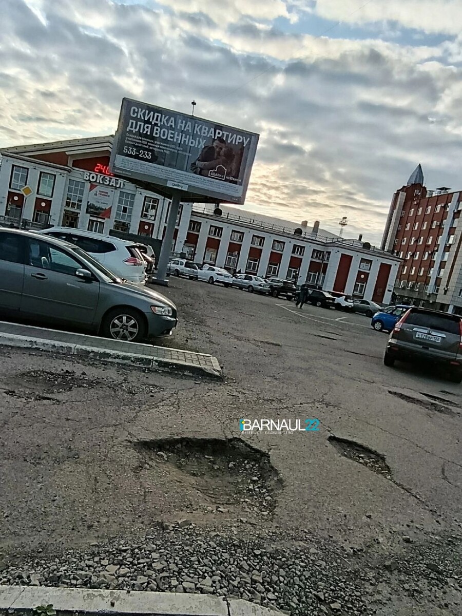    Жители пожаловались на состояние привокзальной территории. Источник: "Барнаул 22"