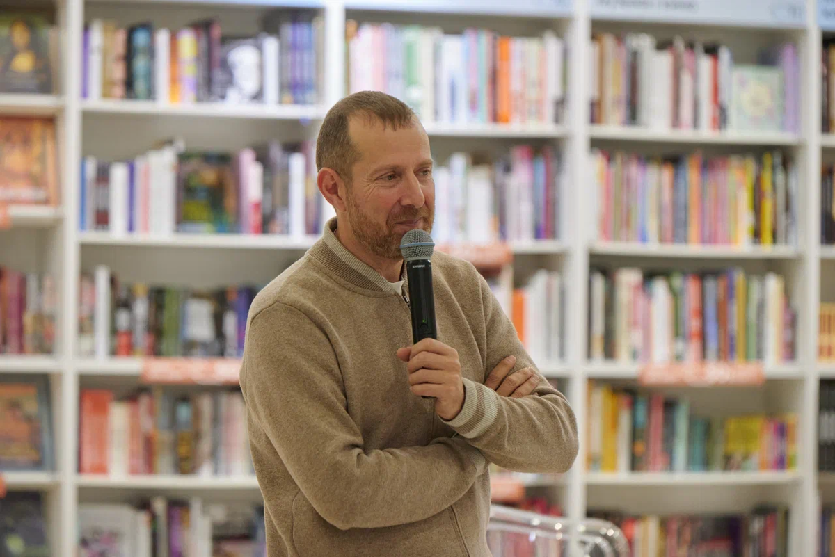 Смотрите фильмы, читайте книги, а затем обсуждайте их с родными или друзьями. Это не только интересная тема для общения, но и развитие коммуникативных навыков