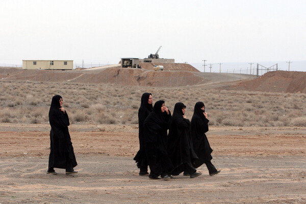 Женщины возле завода по обогащению урана в Натанзе, недалеко от Тегерана / Vahid Salemi/AP 