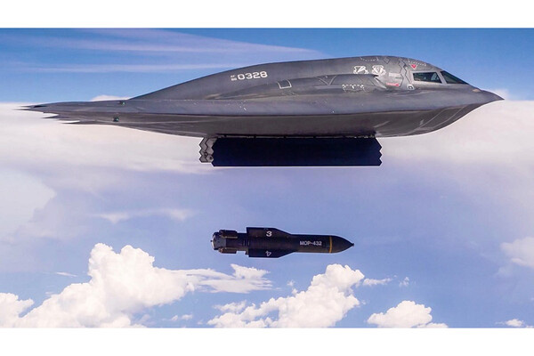 Бомбардировщик B-2 сбрасывает противобункерную бомбу GBU-57 / U.S. Air Force