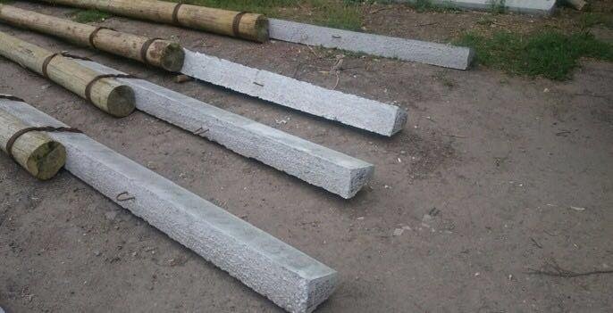 Железобетооные опоры ЛЭП в комбинации с деревянными столбами.