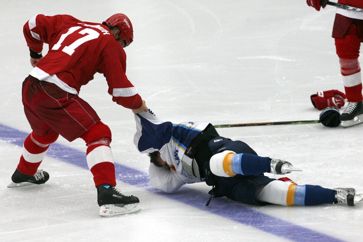 ТАСС / «СЭ»📷Форвард «Витязя» Крис Саймон избивает соперника