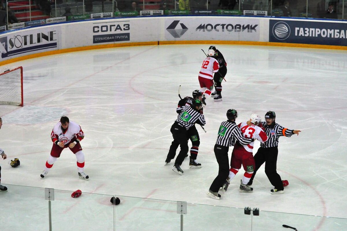 Валерий Гашеев / ТАСС📷Драка хоккеистов «Авангарда» и «Витязя»
